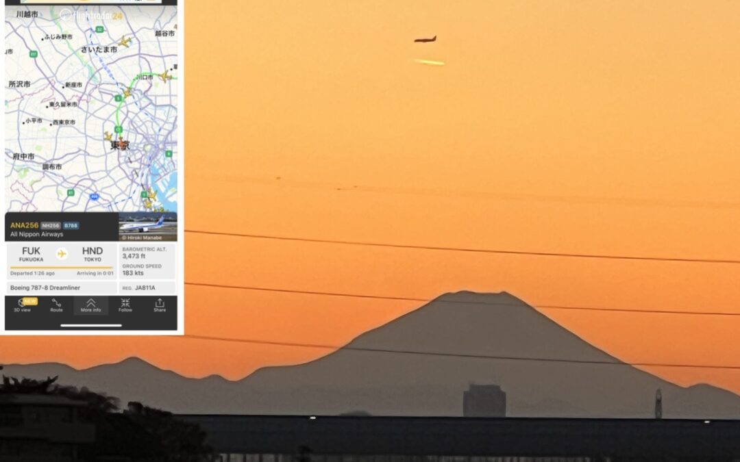 2023.12.3 夕焼けの富士山のシルエットと飛行機、感動！